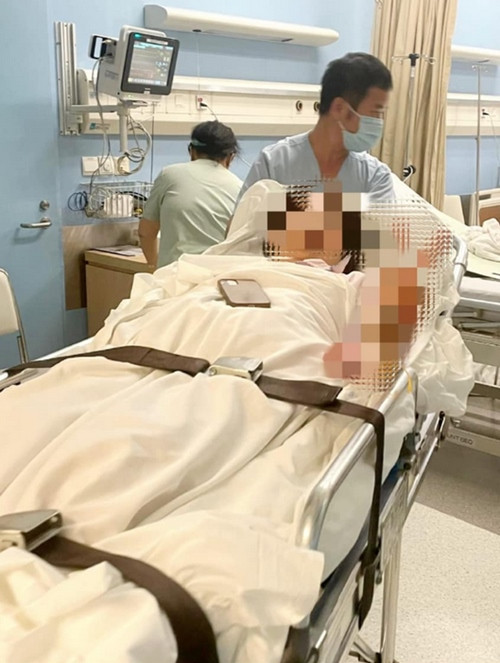 Cô Huang lúc chuẩn bị được đưa ra sân bay sau khi được cấp cứu tại một bệnh viện ở Việt Nam. Ảnh: 8world News.