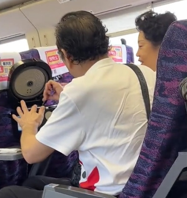 Vậy là hai ông bà vẫn ăn &quot;cơm nhà&quot; đúng giờ dù đang đi trên tàu cao tốc. Ảnh: Minimumio.
