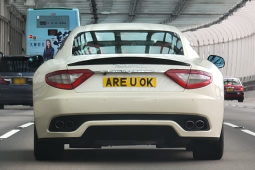 Một chiếc xe có biển số "Bạn có ổn không?" trên đường phố Hồng Kông. Ảnh: Alex Dicker/ CNN.