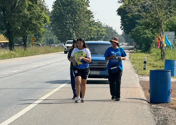 Suphaporn chạy 20 km để thực hiện lời hứa khi cầu mong có thể ly dị được. Ảnh: ThaiRath. Suphaporn chạy 20 km để thực hiện lời hứa khi cầu mong có thể ly dị được. Ảnh: ThaiRath.
