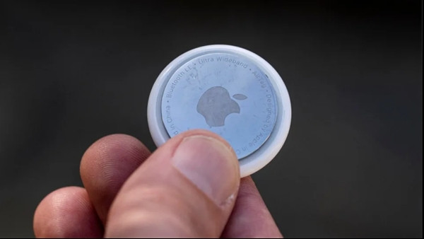 Nhiều chuyên gia công nghệ đã lo ngại về việc AirTag bị dùng sai mục đích. Ảnh minh họa: Yahoo!.