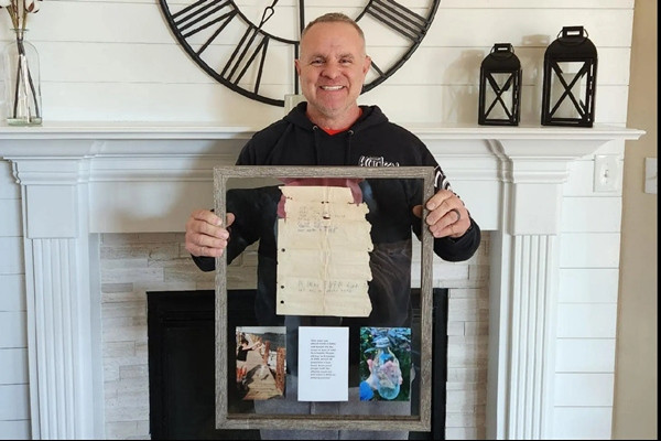 Giờ thì bác Troy đã đóng khung bức thư. Ảnh: Facebook.