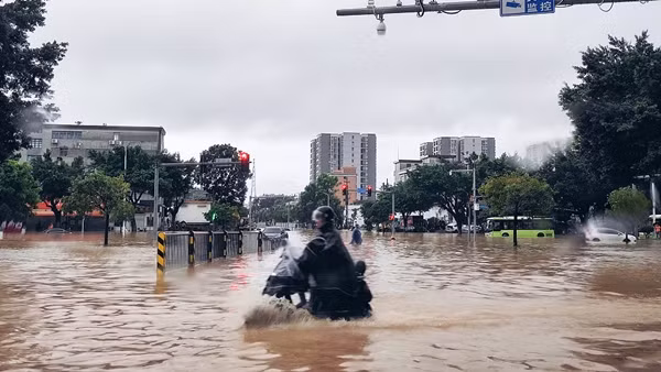 Mưa to do bão Sanba gây ngập lụt nhiều nơi ở thành phố Trạm Giang (tỉnh Quảng Đông, Trung Quốc) vào ngày 19 và 20/10. Ảnh: CFP/ CGTN.