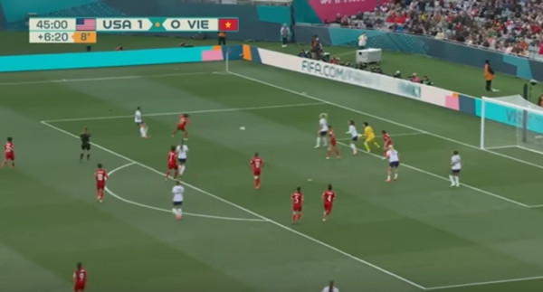 Tình huống dẫn tới bàn thắng thứ hai của ĐT nữ Mỹ. Ảnh: YouTube.