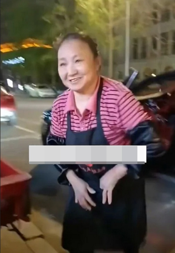 Người phụ nữ làm nghề rửa bát, hằng ngày đi làm bằng xe Bentley. Ảnh: Weibo. Người phụ nữ làm nghề rửa bát, hằng ngày đi làm bằng xe Bentley. Ảnh: Weibo.