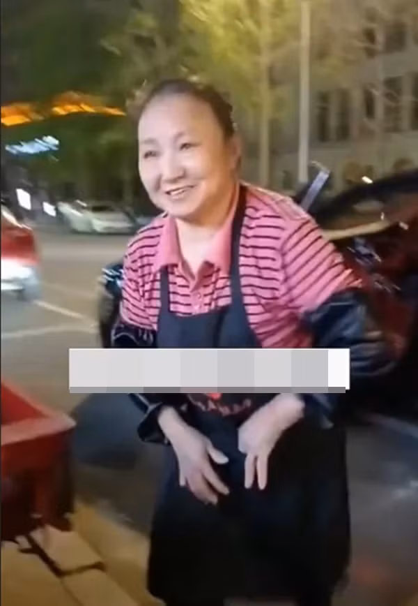 Người phụ nữ làm nghề rửa bát, hằng ngày đi làm bằng xe Bentley. Ảnh: Weibo.