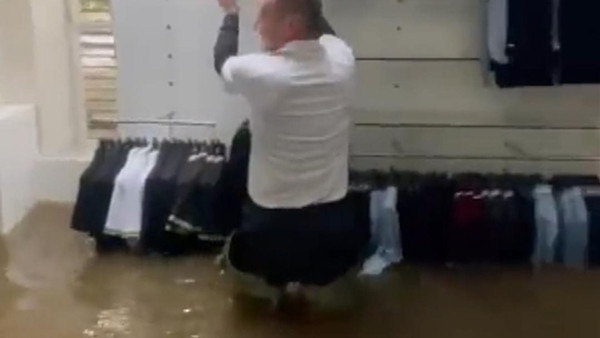 Người dân ở Ireland dùng các túi cát để bảo vệ nhà mình khi bị ngập lụt do bão Ciaran. Ảnh: Sky News.