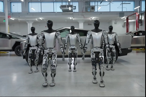 Tesla hiện có ít nhất 5 mẫu robot Optimus, có thể đi lại và bê đồ. Ảnh: Tesla. Tesla hiện có ít nhất 5 mẫu robot Optimus, có thể đi lại và bê đồ. Ảnh: Tesla.