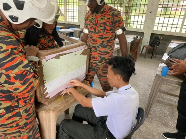 Một ngón tay của nam sinh bị mắc kẹt vào mặt bàn. Ảnh: Sin Chew Daily. Một ngón tay của nam sinh bị mắc kẹt vào mặt bàn. Ảnh: Sin Chew Daily.