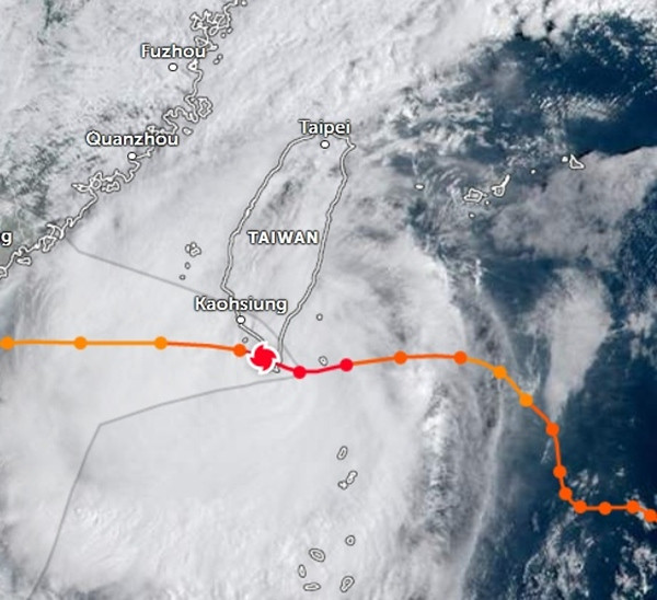 Bão Koinu trở thành bão dữ dội vào sáng 5/10 (xoáy ốc màu đỏ là vị trí hiện tại). Ảnh: Zoom Earth.