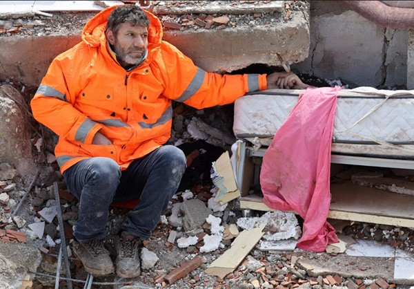 Người cha vẫn nắm tay con gái 15 tuổi đã qua đời, mắc kẹt dưới tảng bê-tông. Ảnh: AFP via Getty.