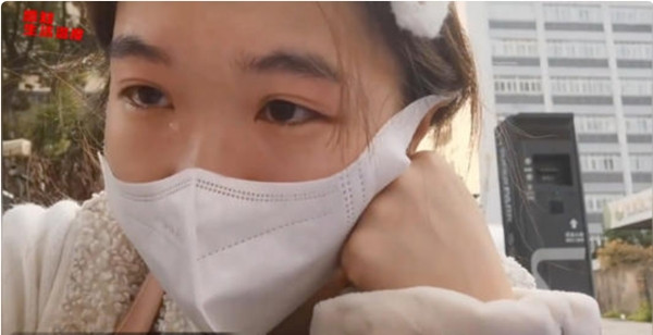 Lan Yuwen buồn bã vì không bán được hàng. Ảnh: Weibo. Lan Yuwen buồn bã vì không bán được hàng. Ảnh: Weibo.