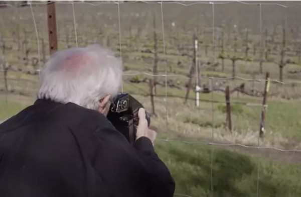 Ông Charles có thói quen luôn mang theo máy ảnh khi ra ngoài. Ảnh: Slate. Ông Charles có thói quen luôn mang theo máy ảnh khi ra ngoài. Ảnh: Slate.