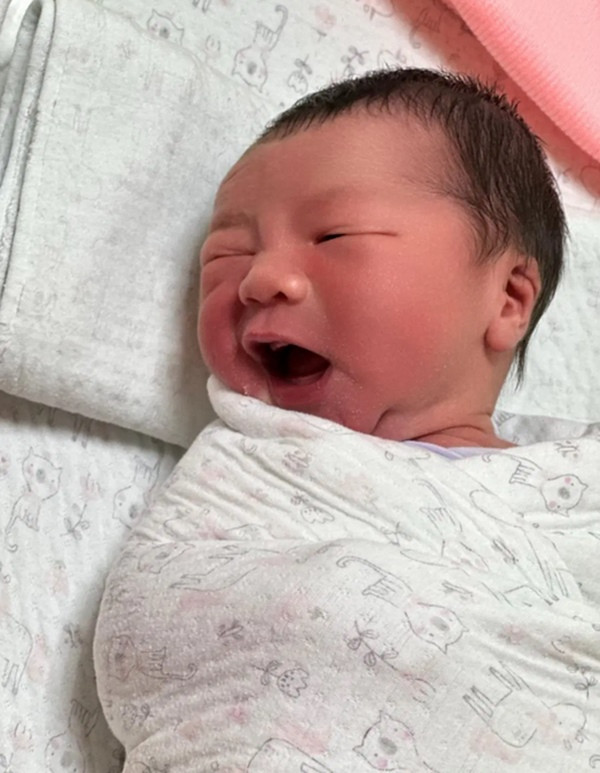 Em bé đòi chui ra trong khi mẹ đang ăn ở nhà hàng. Ảnh: Facebook. Em bé đòi chui ra trong khi mẹ đang ăn ở nhà hàng. Ảnh: Facebook.