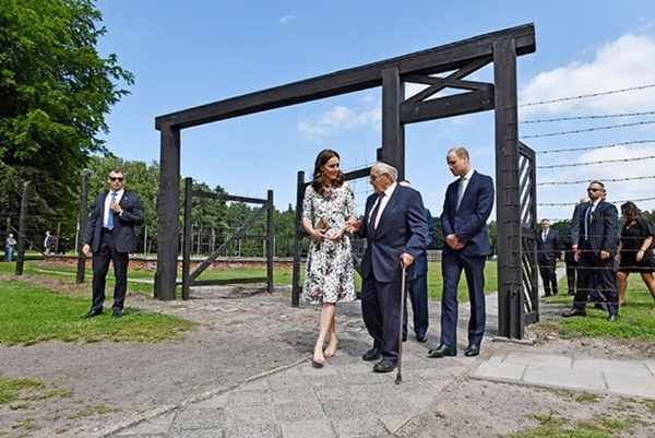 Những nhân vật cao cấp của Hoàng gia Anh như Hoàng tử William và Công nương Kate thì luôn có đội ngũ bảo vệ bao gồm cảnh sát. Ảnh: Hello. Những nhân vật cao cấp của Hoàng gia Anh như Hoàng tử William và Công nương Kate thì luôn có đội ngũ bảo vệ bao gồm cảnh sát. Ảnh: Hello.