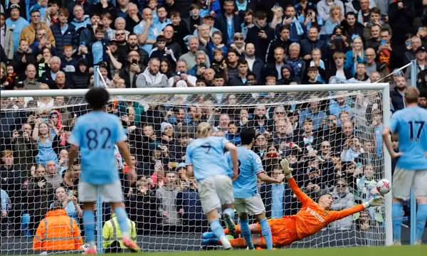 Một quả penalty không thành công của Man City. Ảnh: Tom Jenkins/ The Observer.