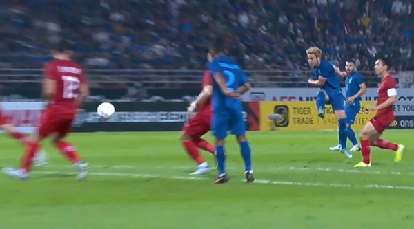 Cú sút như trong truyện tranh của Theerathon. Ảnh: YouTube.