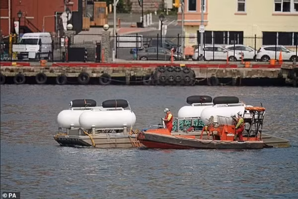 Bệ đỡ được thuyền nhỏ kéo đi, nhưng trên đó không còn tàu Titan. Ảnh: PA.