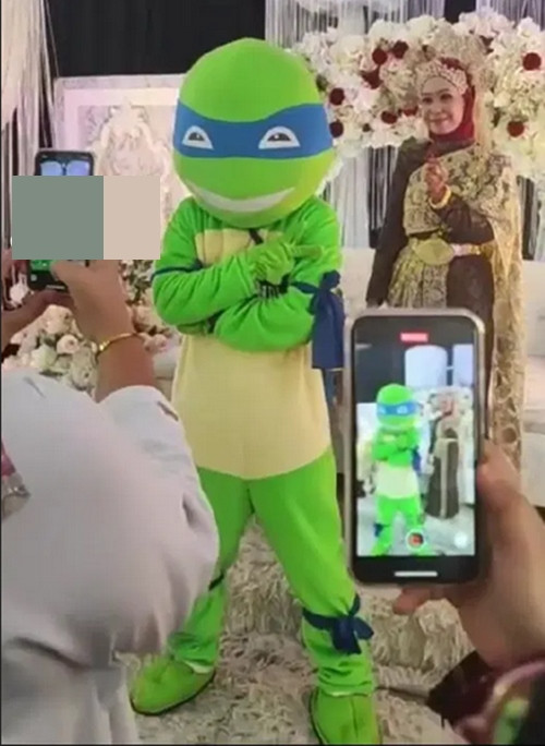 Darobi chụp ảnh với cô dâu. Ảnh: Amat Darobi. Darobi chụp ảnh với cô dâu. Ảnh: Amat Darobi.