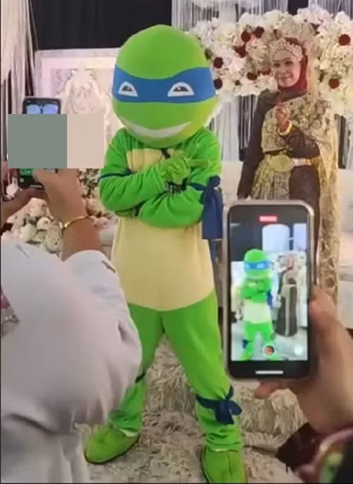 Darobi chụp ảnh với cô dâu. Ảnh: Amat Darobi.