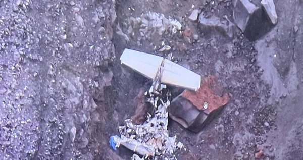 Hình chụp từ trên cao cho thấy những mảnh vỡ, được cho là của chiếc máy bay mất tích hôm 18/2. Ảnh: CAAP.