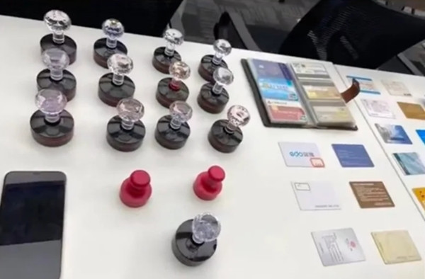 Guan và chồng dùng nhiều thẻ ngân hàng để nhận nhiều nguồn thu nhập khác nhau, tránh bị nghi ngờ. Ảnh: Weibo. Guan và chồng dùng nhiều thẻ ngân hàng để nhận nhiều nguồn thu nhập khác nhau, tránh bị nghi ngờ. Ảnh: Weibo.