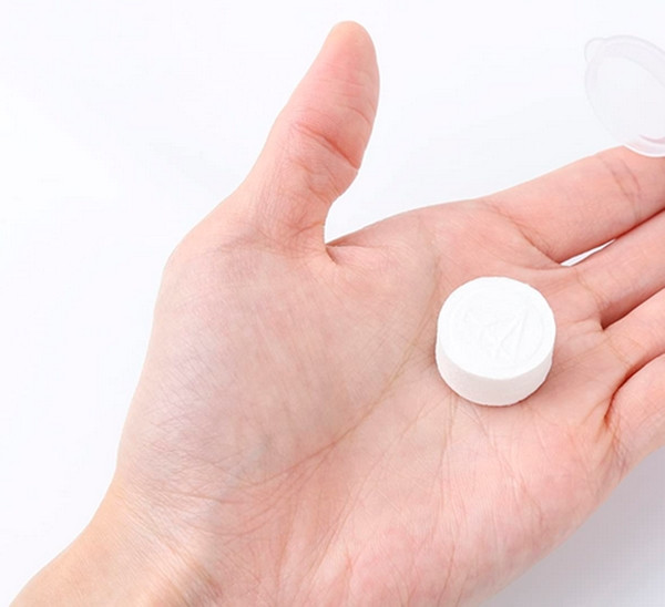 Đâu có ai nghi ngờ khi ăn một viên kẹo bạn cho. Ảnh minh họa: Getty.