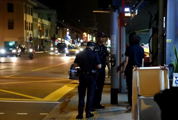 Cảnh sát Singapore đi tuần buổi tối. Ảnh: CNA. Cảnh sát Singapore đi tuần buổi tối. Ảnh: CNA.