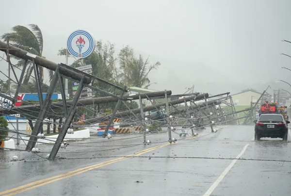 Bão Koinu gây nhiều thiệt hại khi đổ bộ Đài Loan (Trung Quốc). Ảnh: Sean Chang/ AFP. Bão Koinu gây nhiều thiệt hại khi đổ bộ Đài Loan (Trung Quốc). Ảnh: Sean Chang/ AFP.