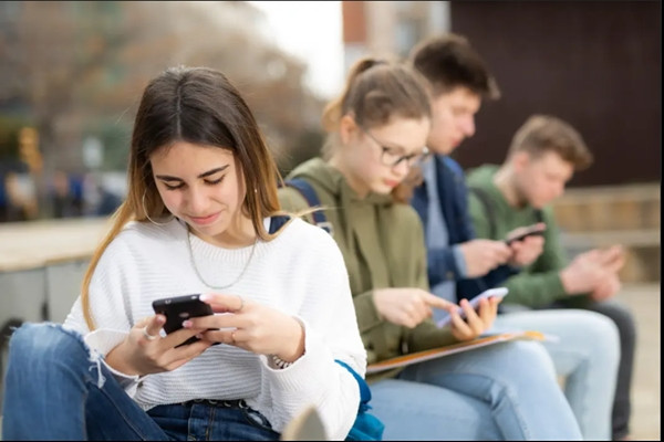 Sự tương tác giữa người với người giảm khi ai cũng mê dùng mạng xã hội. Ảnh minh họa: Getty.