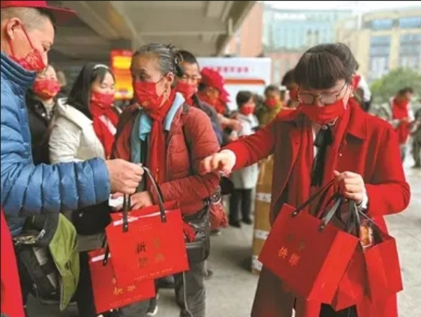 Giám đốc Vương (phải) tặng quà cuối năm cho nhân viên. Ảnh: CNNB. Giám đốc Vương (phải) tặng quà cuối năm cho nhân viên. Ảnh: CNNB.