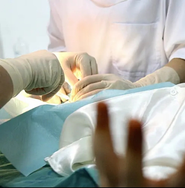 Các bác sĩ thực hiện phẫu thuật cắt bao quy đầu cho một bé trai trong bệnh viện. Ảnh minh họa: Getty.