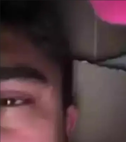 Kubat chụp ảnh mình khi nằm kẹt dưới đống gạch đá. Ảnh: Boran Kubat.