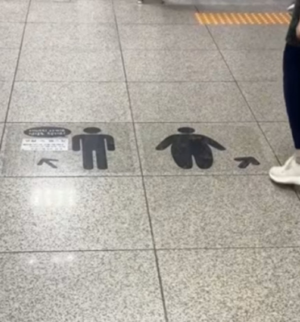 Ký hiệu ở một ga tàu điện tại Seoul (Hàn Quốc). Ảnh: DDOK.