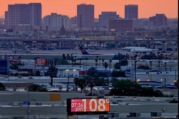 Bảng ghi nhiệt độ ở Phoenix (bang Arizona, Mỹ) thông báo 108oF (42,2oC) vào lúc 7h30' tối. Ảnh: Matt York/ AP.