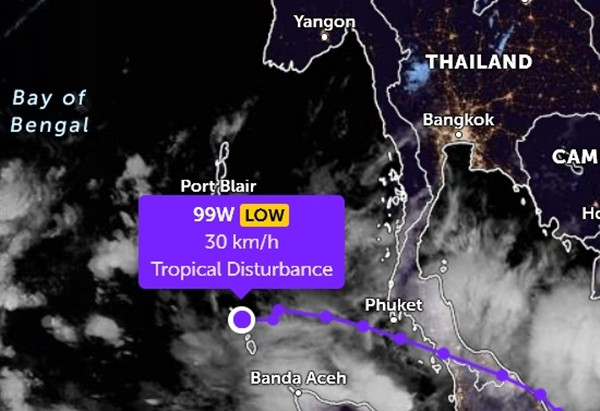 Áp thấp 99W gần như không có khả năng mạnh lên nhưng nó tồn tại rất lâu mà chưa tan. Ảnh: Zoom Earth, JMA. Áp thấp 99W gần như không có khả năng mạnh lên nhưng nó tồn tại rất lâu mà chưa tan. Ảnh: Zoom Earth, JMA.