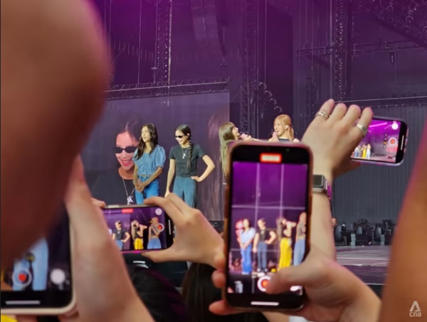Việc các fan đều chỉ lo giơ điện thoại lên quay được cho là cũng ảnh hưởng đến việc trò chuyện của BLACKPINK với khán giả. Ảnh: Hazeeq Sukri/ CNA.