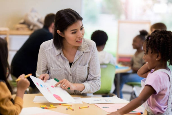 “Ai cũng có cảm xúc và cũng muốn được khen ngợi, trẻ em cũng vậy”. Ảnh minh họa: iStock. “Ai cũng có cảm xúc và cũng muốn được khen ngợi, trẻ em cũng vậy”. Ảnh minh họa: iStock.