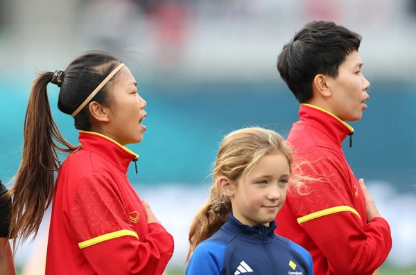 Các cô gái Việt Nam hát "Tiến Quân Ca". Ảnh: NY Post.