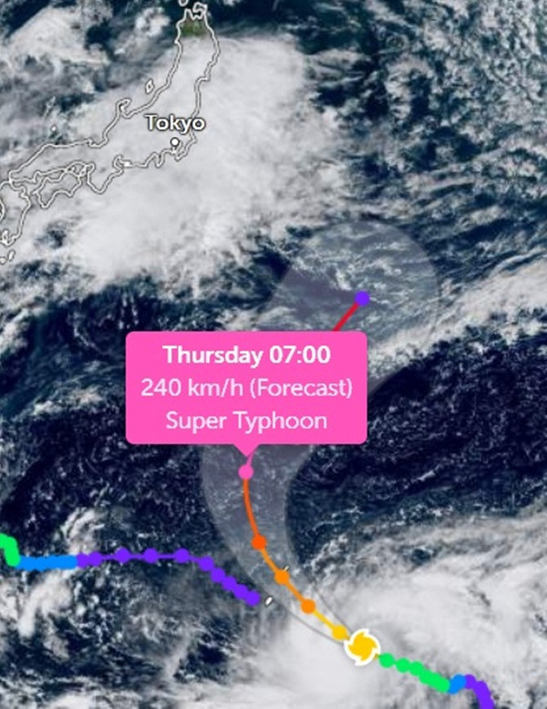 Bão Bolaven được dự báo tăng cường độ rất nhanh, sẽ thành siêu bão ngay vào 12/10. Ảnh: Zoom Earth.