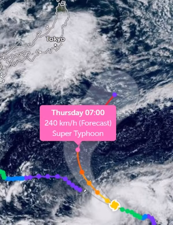 Bão Bolaven được dự báo tăng cường độ rất nhanh, sẽ thành siêu bão ngay vào 12/10. Ảnh: Zoom Earth.