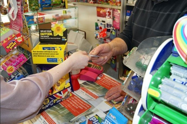 Đang đi ăn cướp còn tranh thủ nộp tiền điện thoại. Ảnh minh họa: Convenience Store.