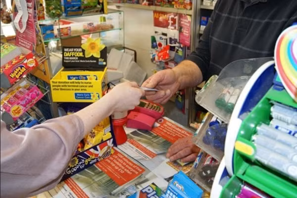 Đang đi ăn cướp còn tranh thủ nộp tiền điện thoại. Ảnh minh họa: Convenience Store. Đang đi ăn cướp còn tranh thủ nộp tiền điện thoại. Ảnh minh họa: Convenience Store.