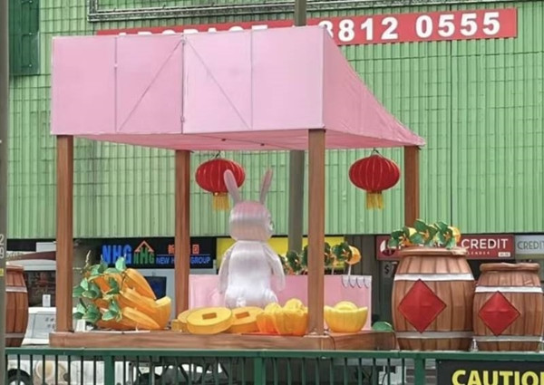 Những đồng tiền vàng được xếp thêm vào để che bớt "vòng 3" của chú thỏ. Ảnh: Facebook. Những đồng tiền vàng được xếp thêm vào để che bớt "vòng 3" của chú thỏ. Ảnh: Facebook.