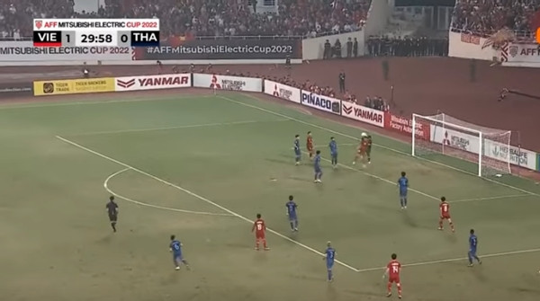 Pha tranh chấp khá khó nhìn. Ảnh: YouTube. Pha tranh chấp khá khó nhìn. Ảnh: YouTube.