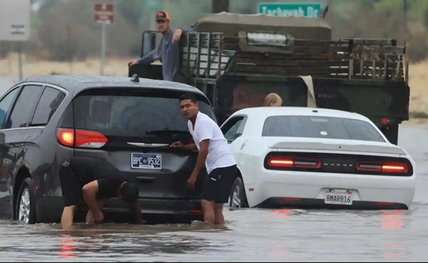 Người tham gia giao thông mắc kẹt ở đường ngập tại California (Mỹ) do bão Hilary. Ảnh: David Swanson/ AFP/ Getty Images. Người tham gia giao thông mắc kẹt ở đường ngập tại California (Mỹ) do bão Hilary. Ảnh: David Swanson/ AFP/ Getty Images.