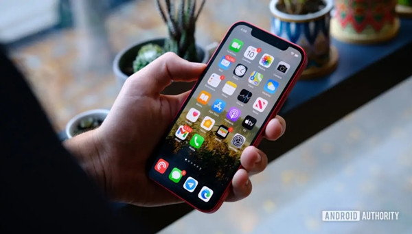 iPhone 12 bị cho là có mức độ bức xạ vượt ngưỡng. Ảnh: David Imel/ Android Authority. iPhone 12 bị cho là có mức độ bức xạ vượt ngưỡng. Ảnh: David Imel/ Android Authority.