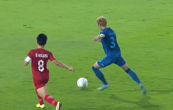 Tình huống Theerathon ghi bàn. Ảnh: YouTube. Tình huống Theerathon ghi bàn. Ảnh: YouTube.