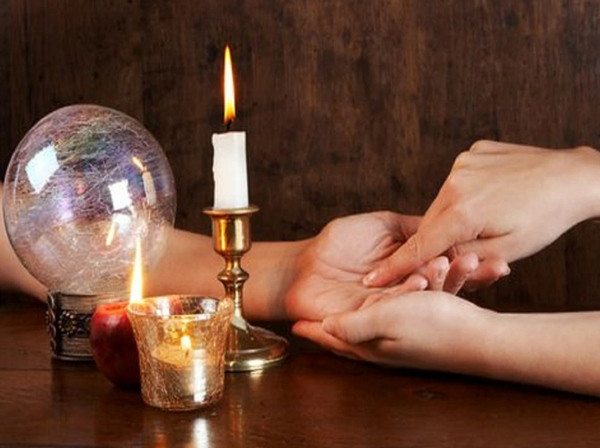 Pinto đồng ý xem bói tay. Ảnh minh họa: India.com.