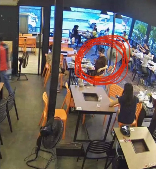 Bà bầu đang ăn ở nhà hàng thịt nướng thì chuyển dạ. Ảnh: Facebook. Bà bầu đang ăn ở nhà hàng thịt nướng thì chuyển dạ. Ảnh: Facebook.